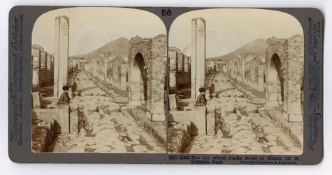 Viejas huellas de ruedas en la Calle Stabian, Pompeya, de The Underwood Travel Library, 1895